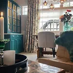 Mit Kamin Und Garten, Seenah
